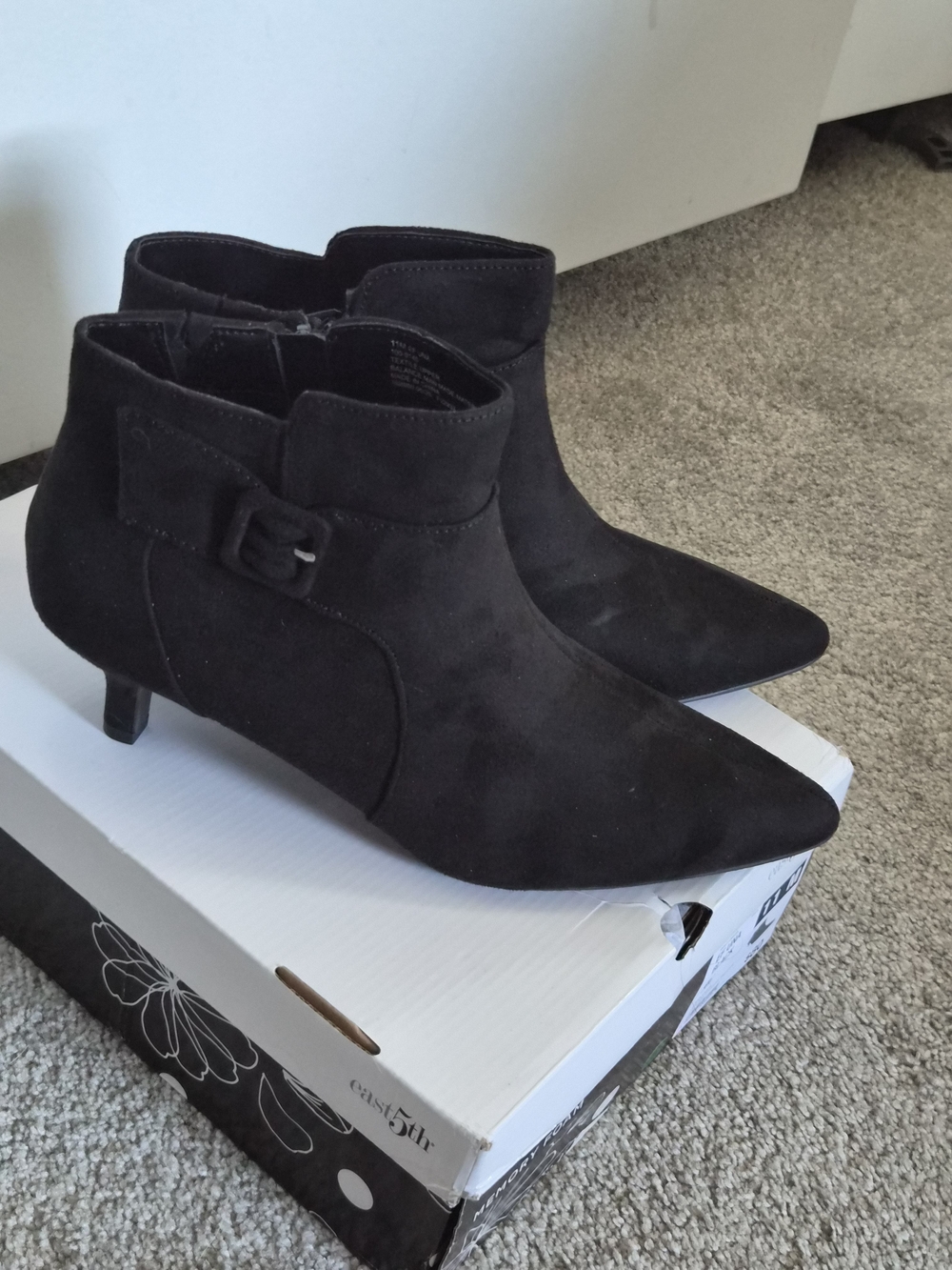 NWT Womens Black Faux Suede Pointed-Toe Kitten Heel Ankle Boots Size 11